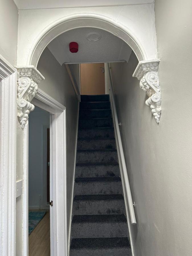 Luton Home Near Airport Private & Shared Bathroom Option Exteriér fotografie