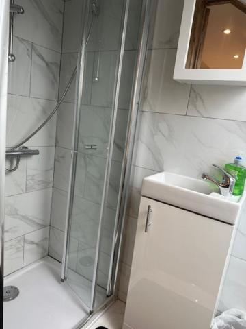 Luton Home Near Airport Private & Shared Bathroom Option Exteriér fotografie