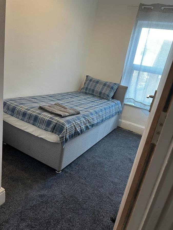 Luton Home Near Airport Private & Shared Bathroom Option Exteriér fotografie